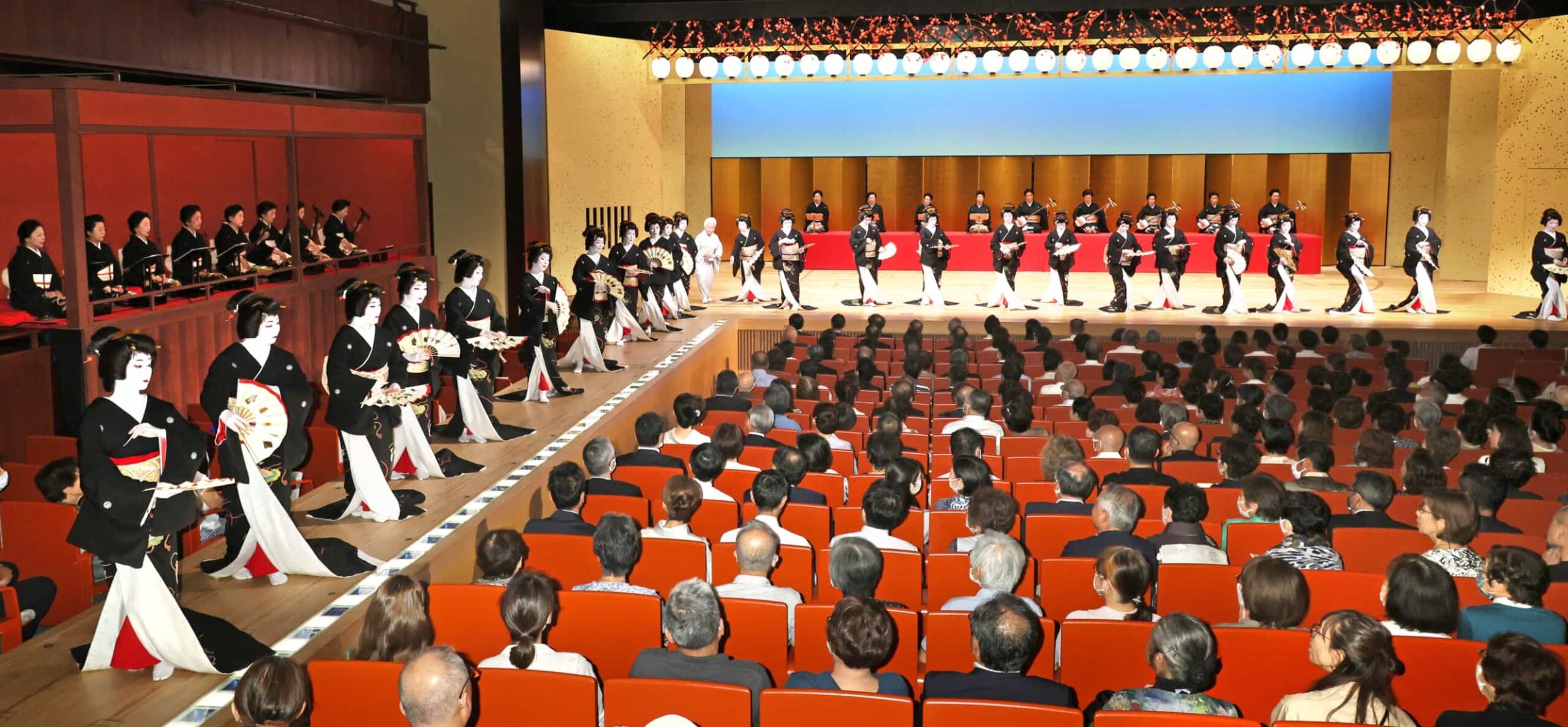 金沢おどり – ひがし、にし、主計町の三茶屋街の芸妓が総出演